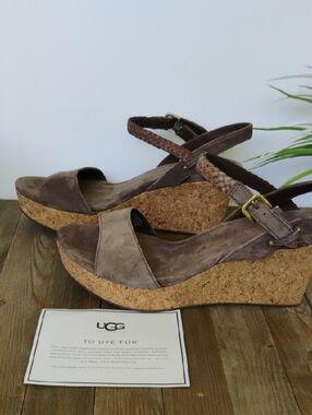 UGG AUSTRALIA DALESSIO WEDGE SANDAL Size 9.5 US